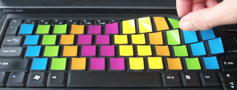 SkinnyTypehelp modèle Compact sur un clavier s'enlève facilement avec deux doigts